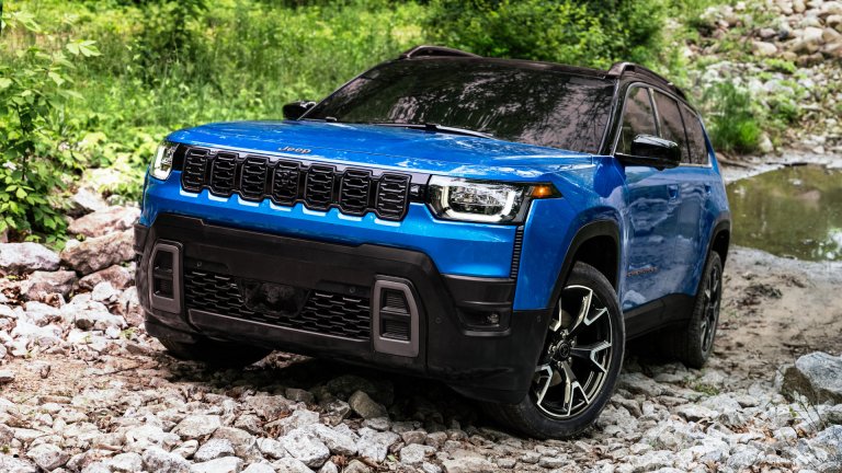 2026 Jeep Cherokee front 3/4 view
